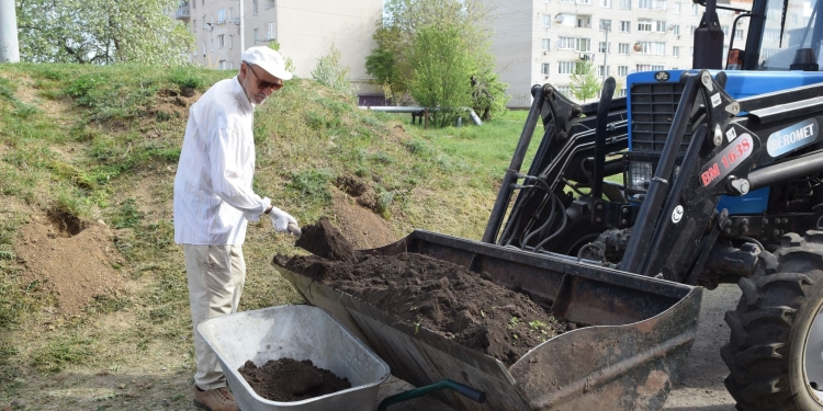 У Чортківському ліцеї №5 заклали Сад пам’яті полеглого Героя