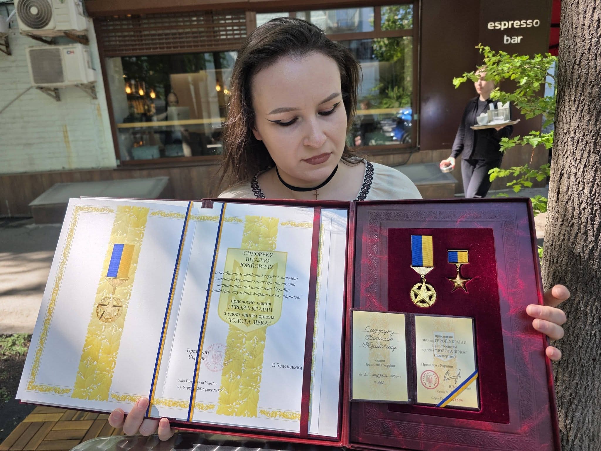 Батькам захисника Віталія Сидорука вручили орден «Золота Зірка»