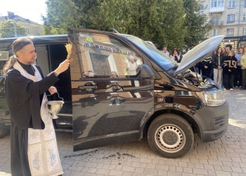 У Тернополі освятили автівку, придбану в межах проєкту «Бандеролька перемоги», і передали військовим