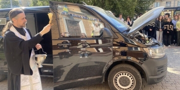 У Тернополі освятили автівку, придбану в межах проєкту «Бандеролька перемоги», і передали військовим
