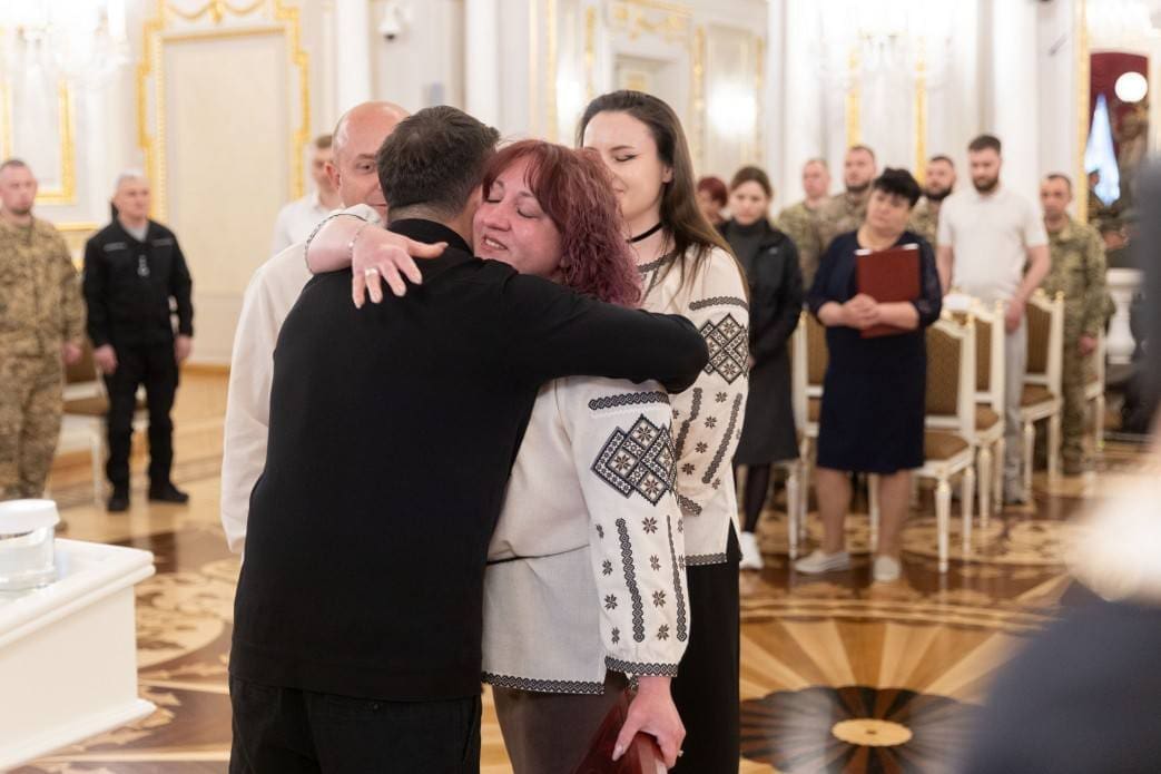 Батькам захисника Віталія Сидорука вручили орден «Золота Зірка»