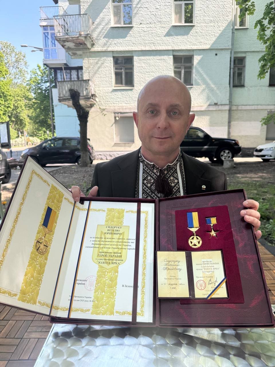 Батькам захисника Віталія Сидорука вручили орден «Золота Зірка»