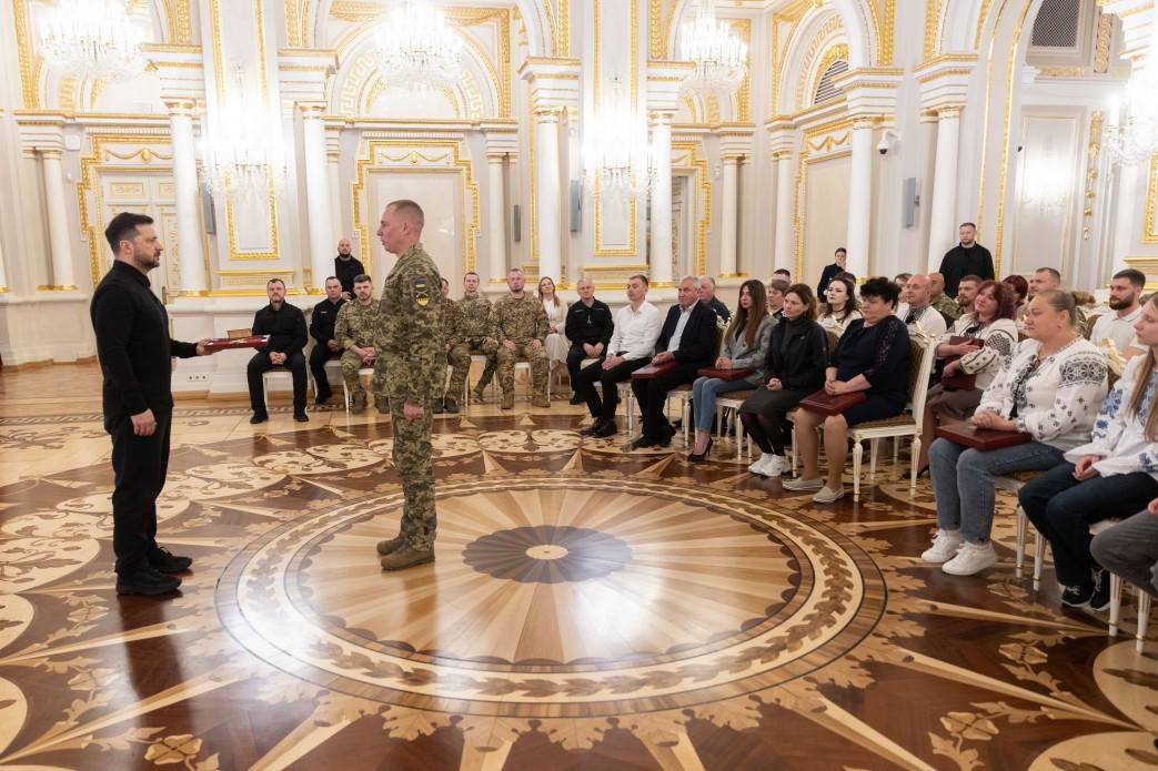 Батькам захисника Віталія Сидорука вручили орден «Золота Зірка»