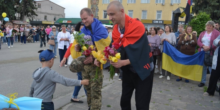 Збаражчина зустріла звільнених з полону Героїв (Фото)