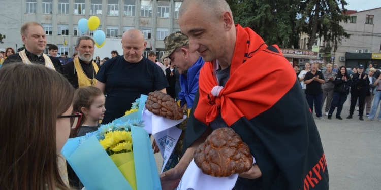 Збаражчина зустріла звільнених з полону Героїв (Фото)