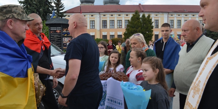 Збаражчина зустріла звільнених з полону Героїв (Фото)