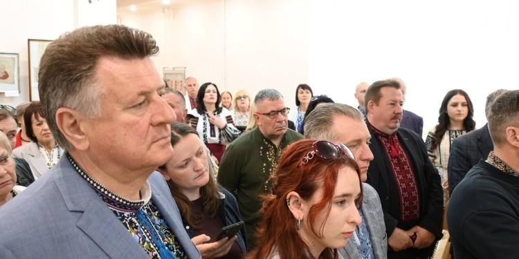Вишита у бліндажах та ГУЛАГу: у Тернополі презентували унікальну експозицію «Броня нескорених»