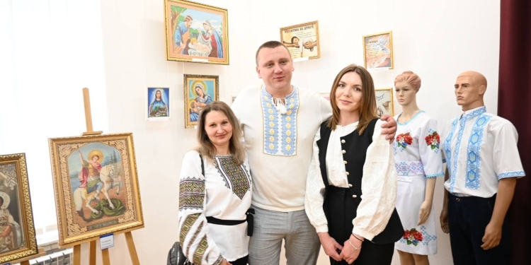 Вишита у бліндажах та ГУЛАГу: у Тернополі презентували унікальну експозицію «Броня нескорених»