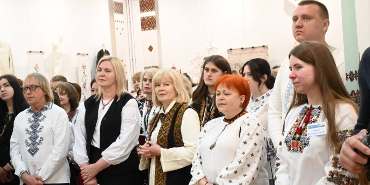 Вишита у бліндажах та ГУЛАГу: у Тернополі презентували унікальну експозицію «Броня нескорених»