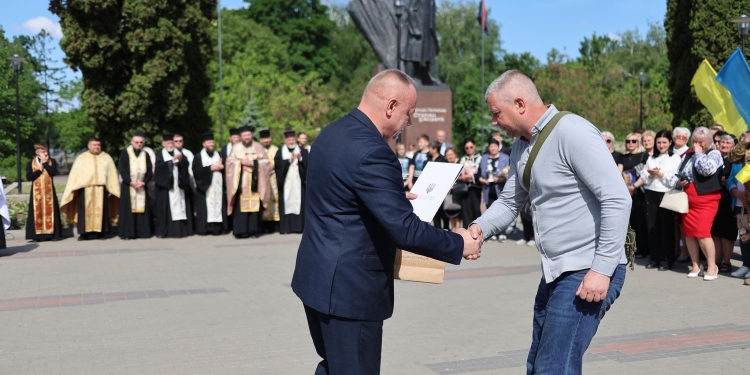 У Тернополі урочисто відзначили День Героїв та нагородили захисників