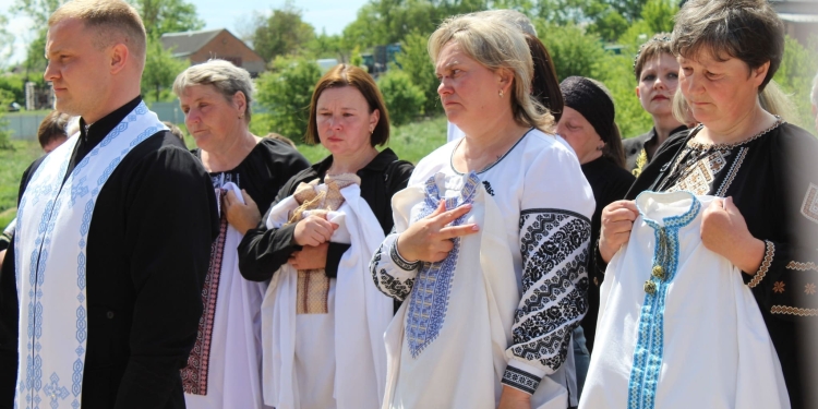 Вишиванки, які більше ніхто не одягне: у Великогаївській громаді пройшла зворушлива зустріч матерів Героїв
