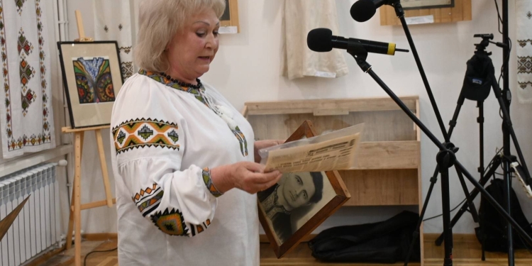 Вишита у бліндажах та ГУЛАГу: у Тернополі презентували унікальну експозицію «Броня нескорених»