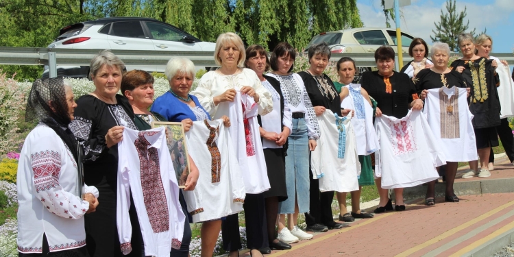 Вишиванки, які більше ніхто не одягне: у Великогаївській громаді пройшла зворушлива зустріч матерів Героїв