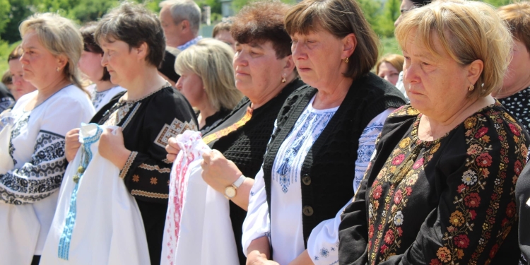 Вишиванки, які більше ніхто не одягне: у Великогаївській громаді пройшла зворушлива зустріч матерів Героїв