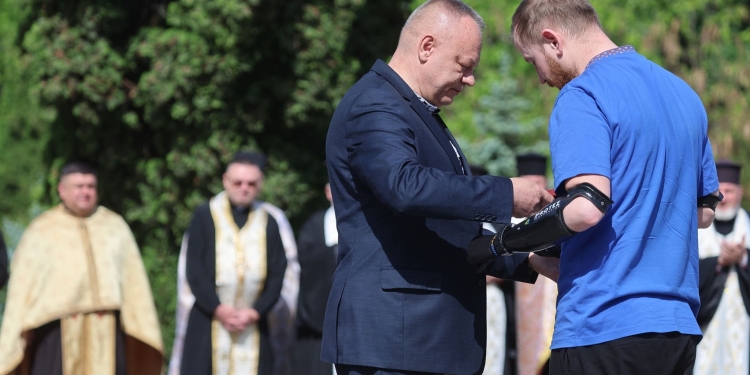 У Тернополі урочисто відзначили День Героїв та нагородили захисників