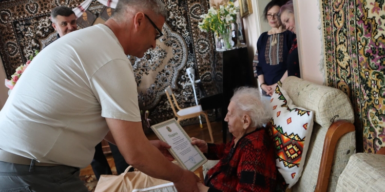 Зв’язковій УПА та жертві сталінських таборів виповнилося 100 років: у Козові привітали сторічну ювілярку