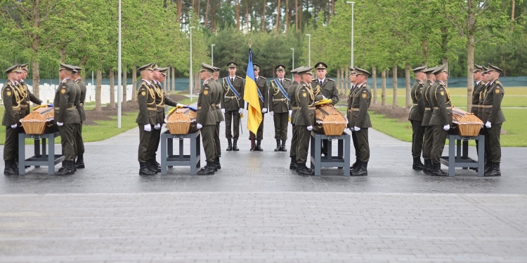 Останні почесті Героям: на Військовому меморіальному кладовищі поховали 16 невідомих захисників
