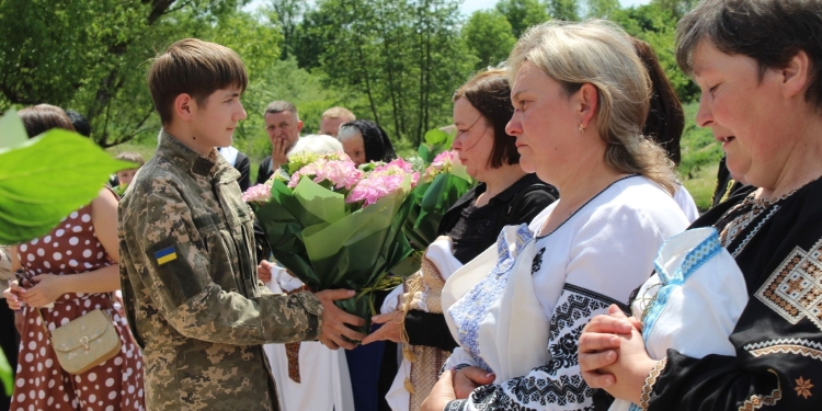 Вишиванки, які більше ніхто не одягне: у Великогаївській громаді пройшла зворушлива зустріч матерів Героїв