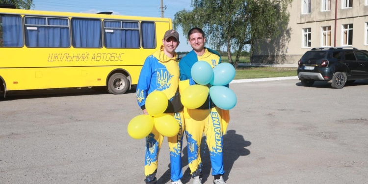 На Тернопільщині живим коридором зустріли рідних братів, визволених з полону