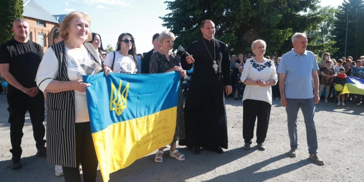 На Тернопільщині живим коридором зустріли рідних братів, визволених з полону
