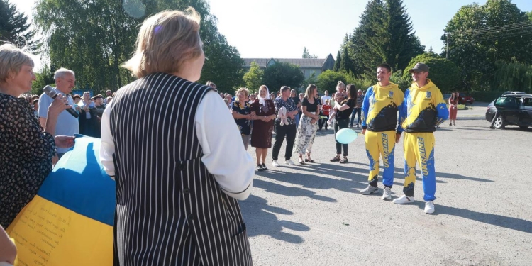 На Тернопільщині живим коридором зустріли рідних братів, визволених з полону
