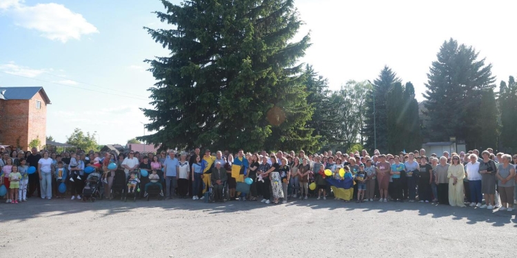 На Тернопільщині живим коридором зустріли рідних братів, визволених з полону