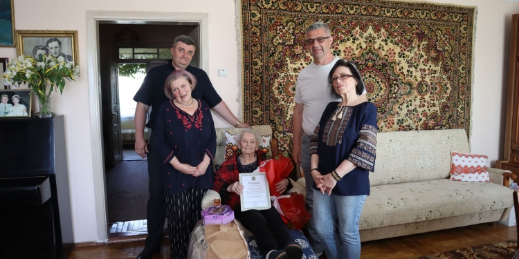 Зв’язковій УПА та жертві сталінських таборів виповнилося 100 років: у Козові привітали сторічну ювілярку