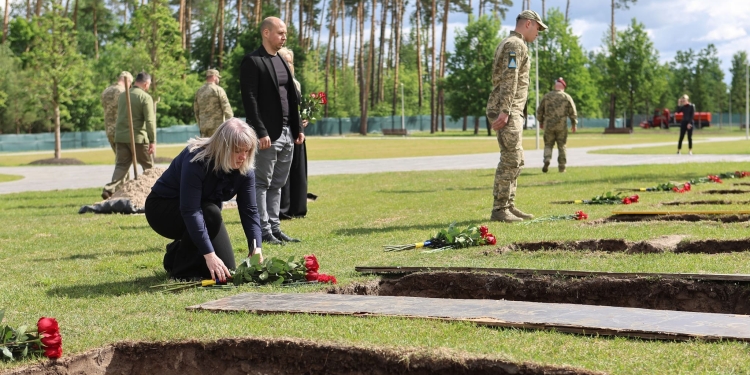 Останні почесті Героям: на Військовому меморіальному кладовищі поховали 16 невідомих захисників