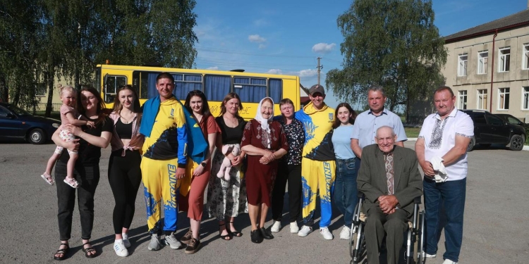 На Тернопільщині живим коридором зустріли рідних братів, визволених з полону