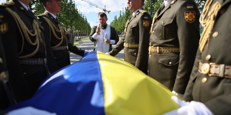 Останні почесті Героям: на Військовому меморіальному кладовищі поховали 16 невідомих захисників