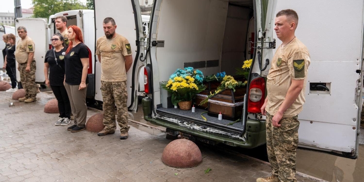 Вся громада стала їм родиною: у Тернополі під проливним дощем попрощалися із сімома невідомими Героями