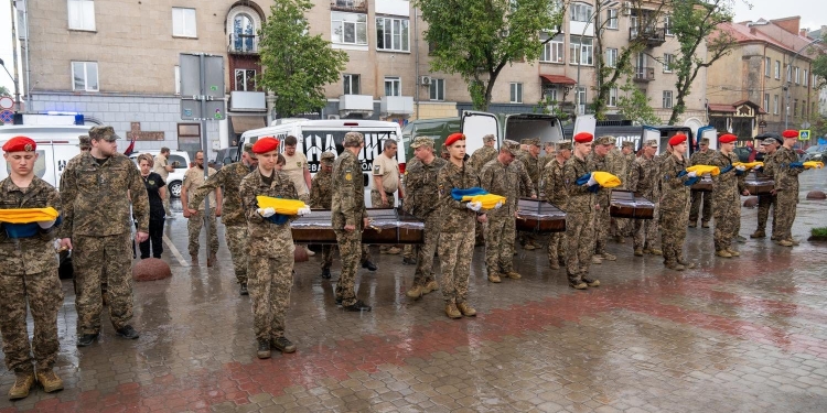 Вся громада стала їм родиною: у Тернополі під проливним дощем попрощалися із сімома невідомими Героями