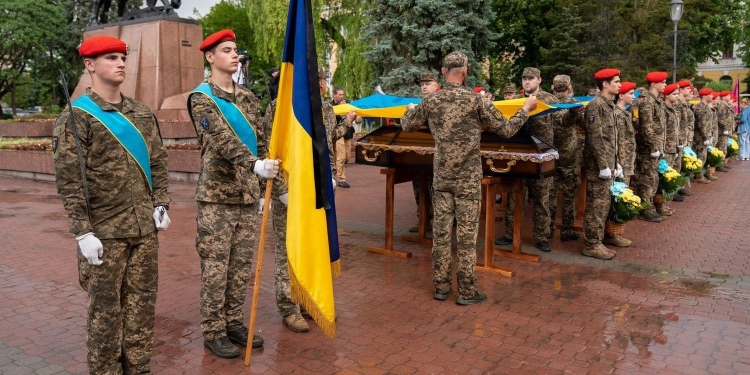 Вся громада стала їм родиною: у Тернополі під проливним дощем попрощалися із сімома невідомими Героями