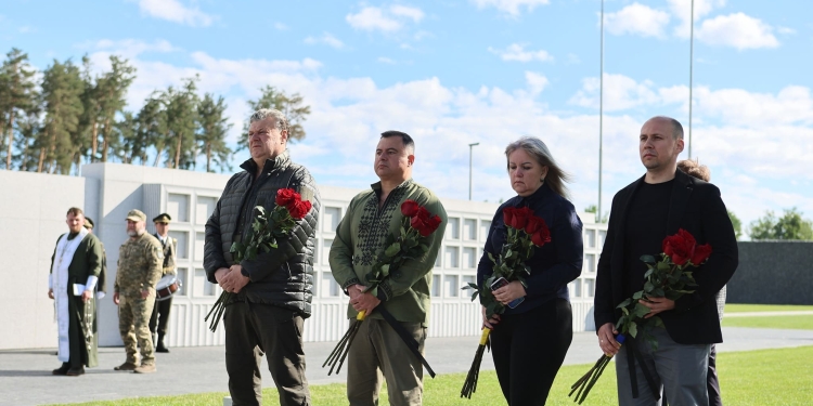 Останні почесті Героям: на Військовому меморіальному кладовищі поховали 16 невідомих захисників