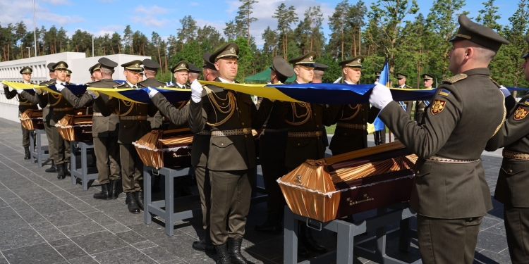 Останні почесті Героям: на Військовому меморіальному кладовищі поховали 16 невідомих захисників