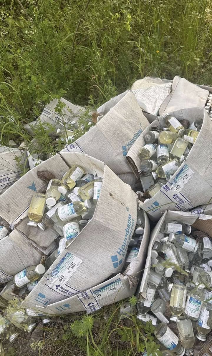 У Заліщиках на Тернопільщині виявили викинуті медичні відходи та прострочені ліки