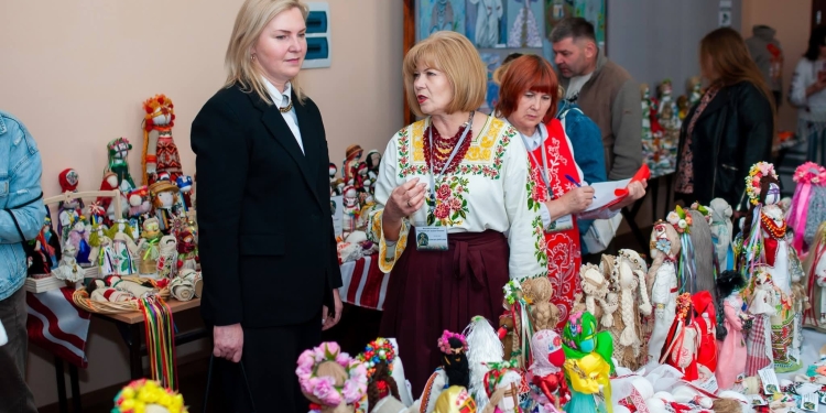 На Тернопільщині встановили національний рекорд, зібравши 1275 ляльок-мотанок