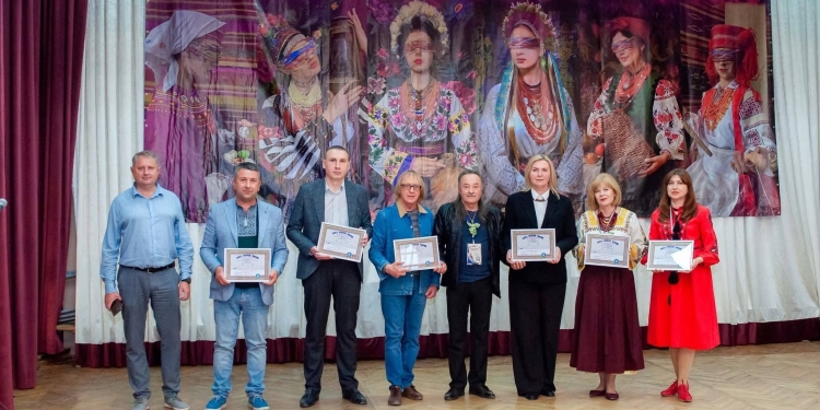 На Тернопільщині встановили національний рекорд, зібравши 1275 ляльок-мотанок