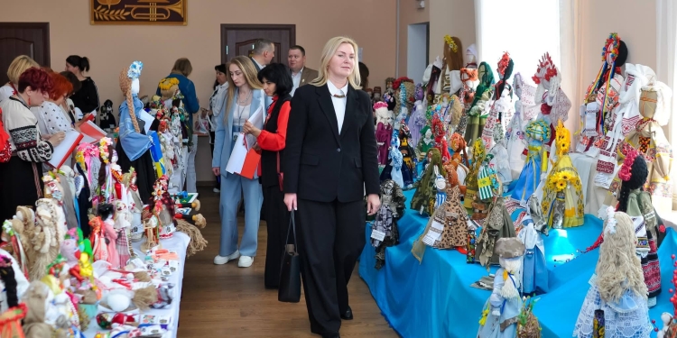 На Тернопільщині встановили національний рекорд, зібравши 1275 ляльок-мотанок