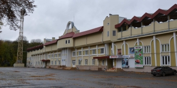 повернути вільний доступ до міського стадіону