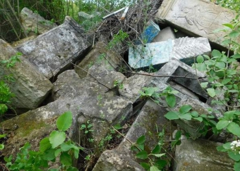 старовинні українські та польські надгробки й хрести