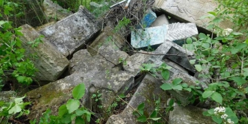 старовинні українські та польські надгробки й хрести
