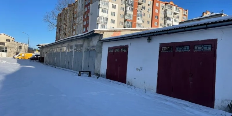 «Укрпошта» продала великий комплекс гаражів біля Старого парку в Тернополі