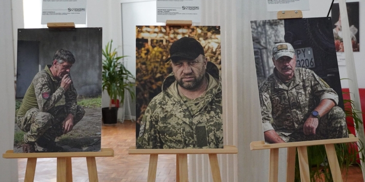 У Тернополі відкрили фотовиставку “SVIDOMI” до Дня Героїв