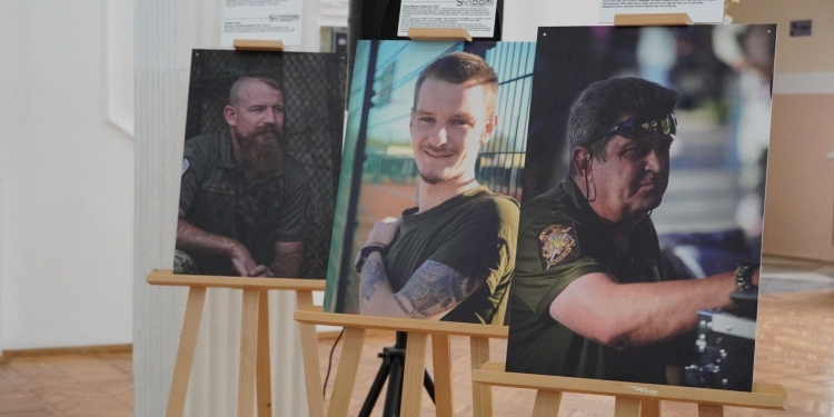 У Тернополі відкрили фотовиставку “SVIDOMI” до Дня Героїв