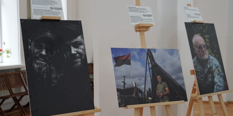 У Тернополі відкрили фотовиставку “SVIDOMI” до Дня Героїв