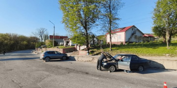 зіткнення двох автомобілів