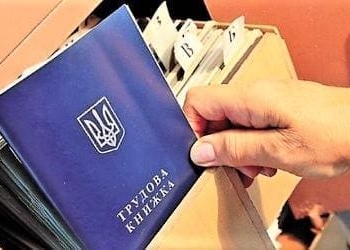 відмовив у призначенні пенсії