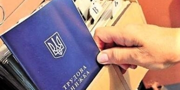 відмовив у призначенні пенсії