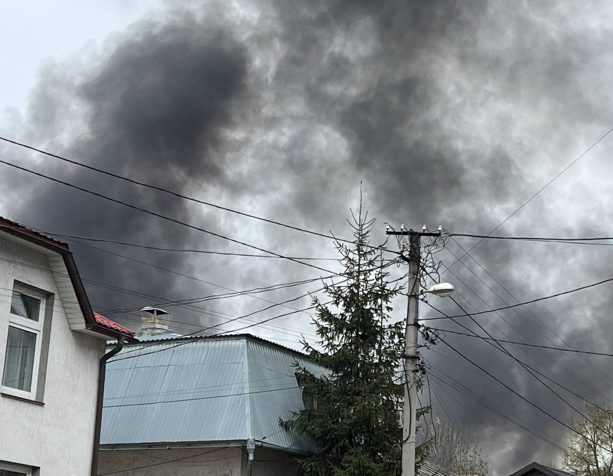 Після серії вибухів і прильотів у Тернополі пожежі: радять зачинити вікна